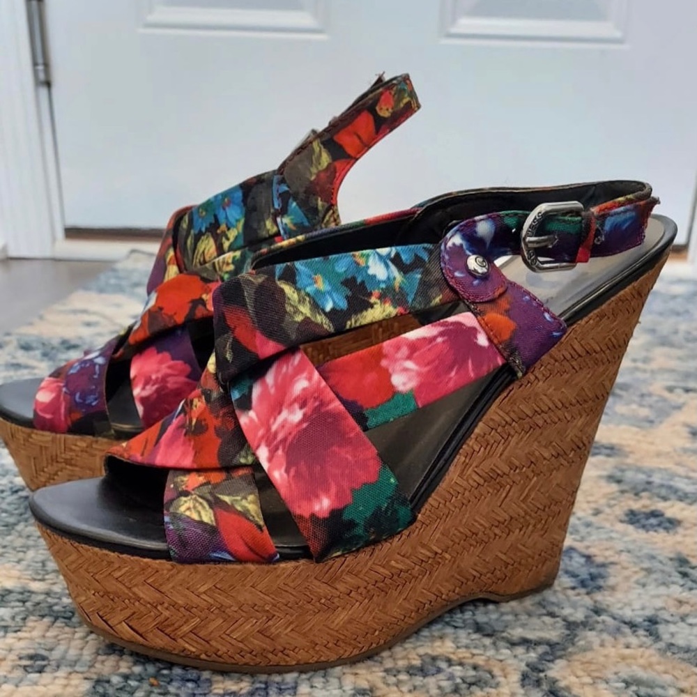 8.5 G by Guess Wedge shoe